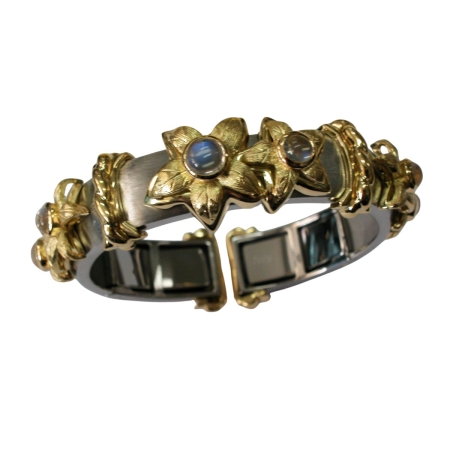 19382 Jasmin de Nuit Moonstone Clip Bangle Bracelet Designed & Handmade by Kaufmann de Suisse in 18kt Yellow Gold & Stainless Steel featuring 6 Cabochon cut Round Moonstones weighing a total of 2.