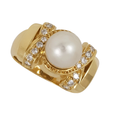 23379 Pearl & Diamond Ring Designed & Handmade by Kaufmann de Suisse in 18kt Yellow Gold featuring one Cream Color Cultured Pearl measuring 7.5mm and 16 Round Brilliant cut FVVS Quality Diamonds w