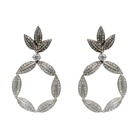 24089 Sumptuous and regal, the Harvest Queen Earrings bestow a noble and chic elegance on their wearer. Featuring the feuilles style motif, these diamond encrusted earrings are the perfect tribute