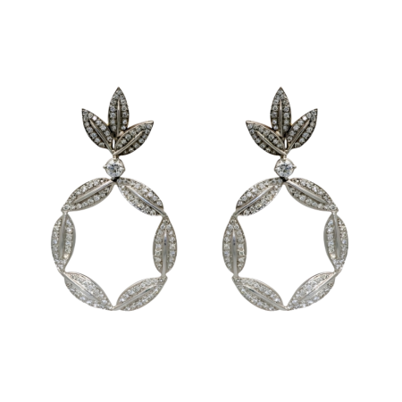 24089 Sumptuous and regal, the Harvest Queen Earrings bestow a noble and chic elegance on their wearer. Featuring the feuilles style motif, these diamond encrusted earrings are the perfect tribute